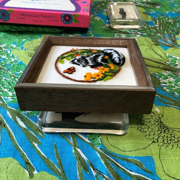 COPY - Vintage needlepoint skunk 🦨 and flowers 💐 picture. - Picture 8 of 9